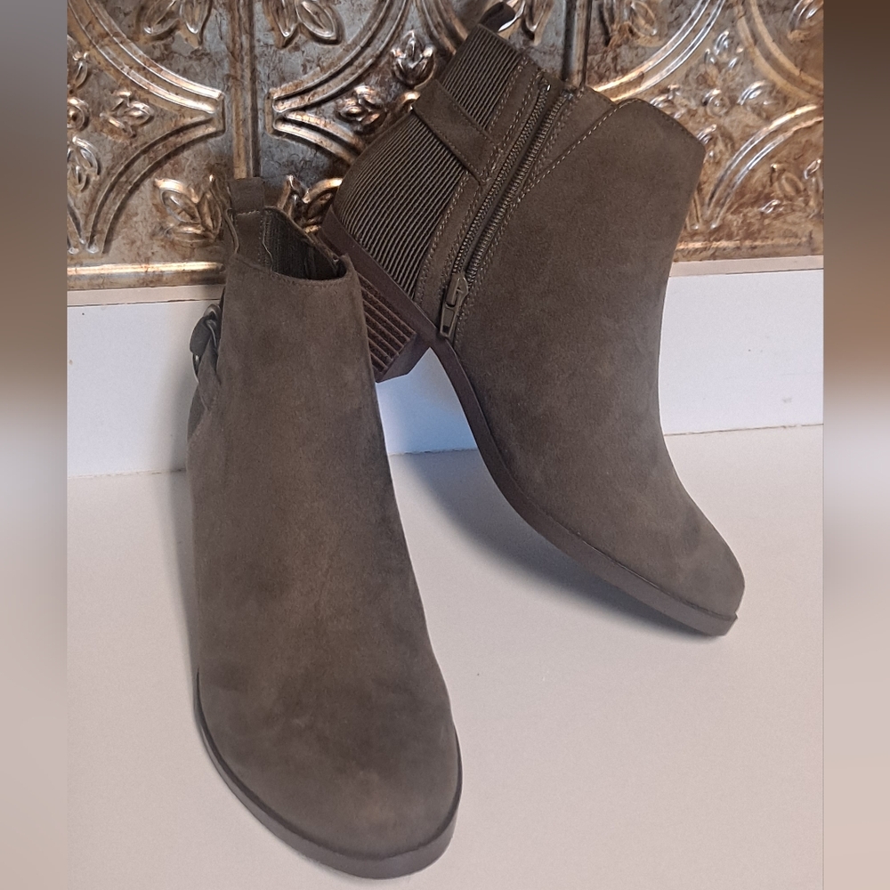 👢Booties Women's Olive color Size 7
